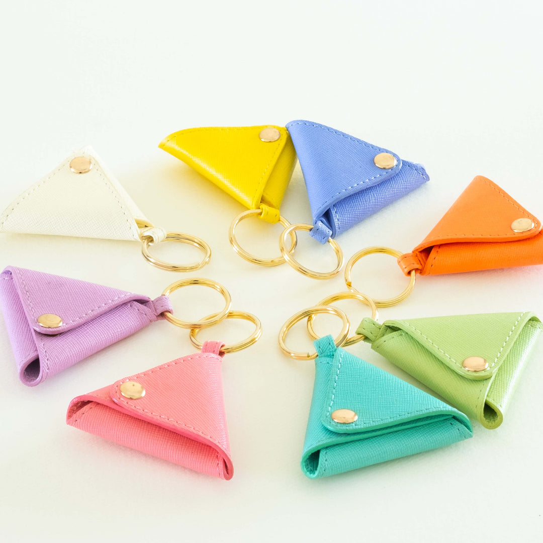  This key chain is slim with a one-fold design with button closure.#color_pink